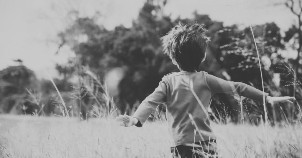 niño corriendo libre en el campo poema que sea gato libertad infancia